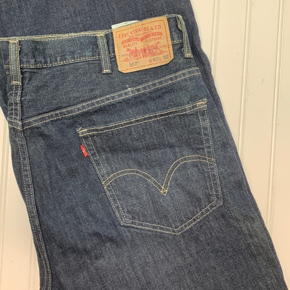 Levi’s 557 RelaxedBoot Dark wash denim jeans 42X32 EUC
